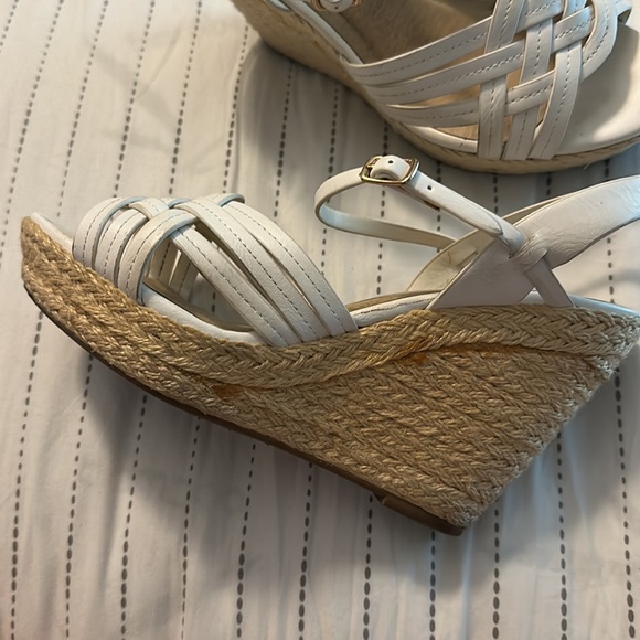 Cute YNot white wedge heels size 8.5! - Picture 6 of 9